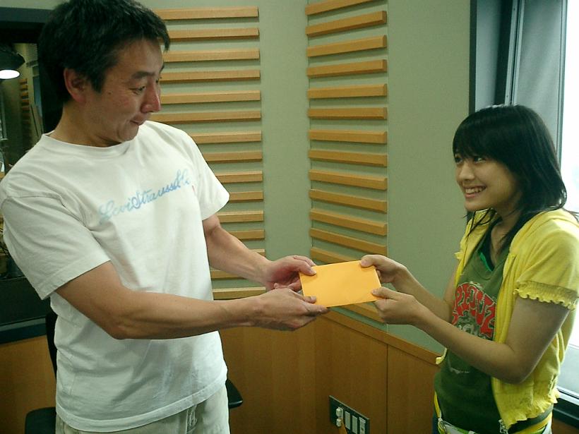 誕生日を迎えた柳田主任にバースデーカードを渡す福田くん。柳田主任、４４歳おめでとうございます！