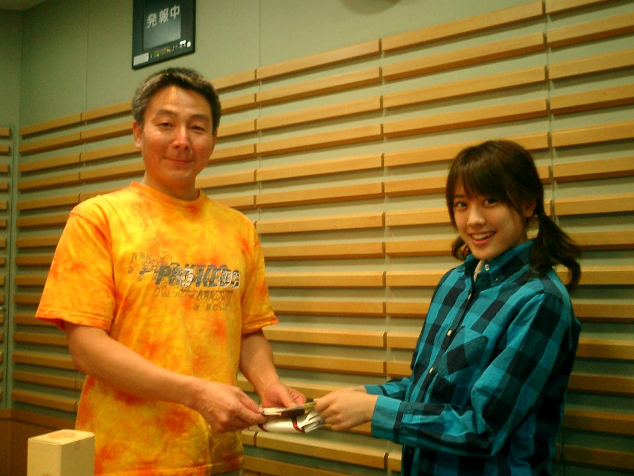 ６月２１日に４５歳の誕生日を迎えた柳田主任にバースデーカードを渡す沙紀ちゃん。柳田主任、お誕生日おめでとうございます！