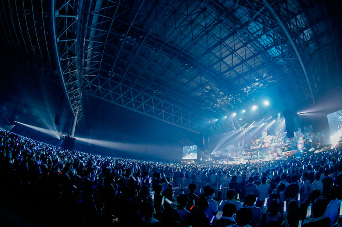 日向坂46、幕張クリスマスライブでハッピー届けるサンタクロース